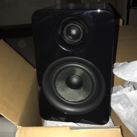 Surround sound speakers (2 speakers in the box) - Picture 2 of 3